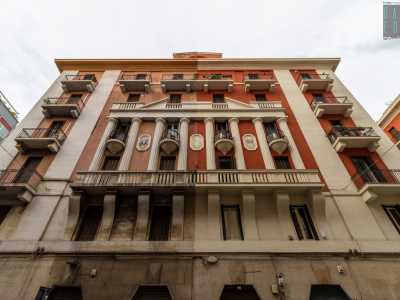 Prima per�, ad angolo con via de Romita, ai piedi della seconda palazzina De Bellis, un negozietto richiama la nostra attenzione...